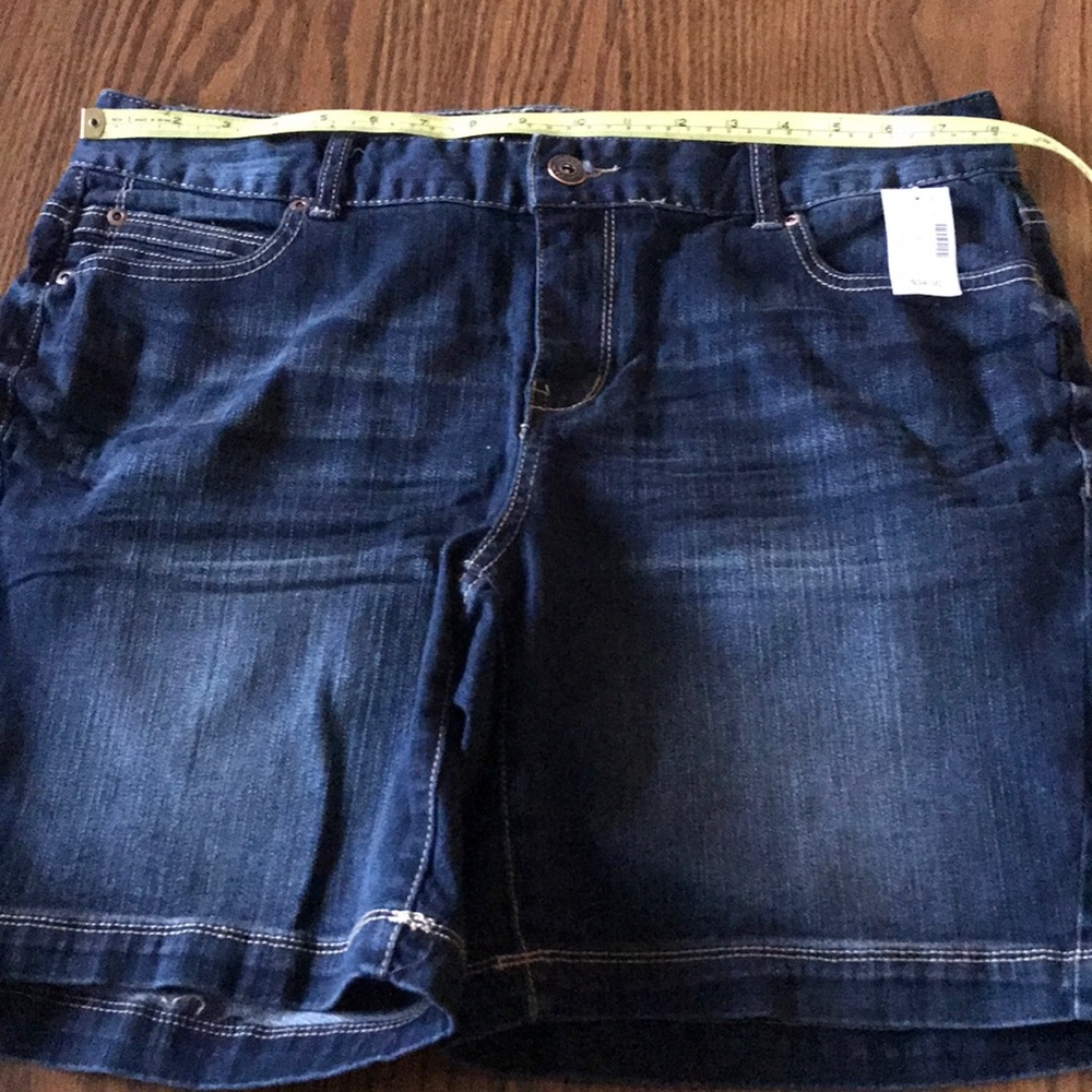 Maurice's brand dark wash Jean shorts sz 16